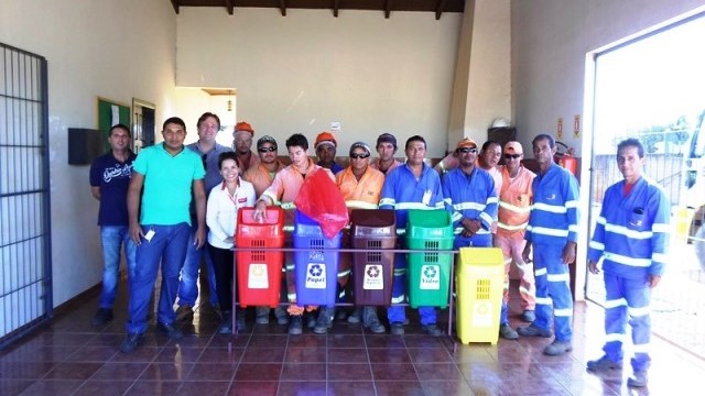 Equipe de conservação aprendendo sobre reciclagem